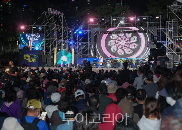 영천시(시장 김병삼)는 지난 2일부터 4일까지 영천강변공원 일원에서 열린 ‘2026 영천공동축제’가 시민과 관광객들의 호응 속에 성황리에 마무리됐다고 밝혔다./사진-영천시