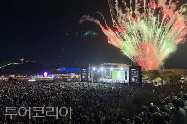 ▲대한민국 대표 역사문화축제인 ‘제72회 백제문화제’가 지난 3일 공주시 금강신관공원 주무대에서 화려한 막을 올렸다.