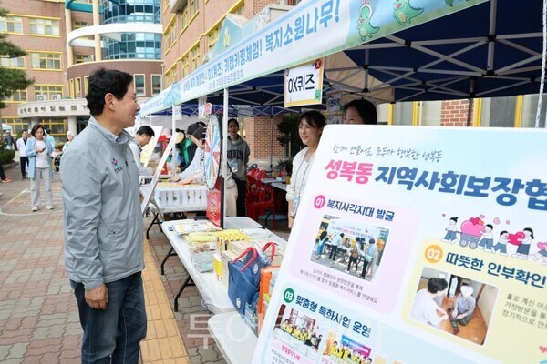 이상일 시장이 부스를 둘러보고 있다/투어코리아뉴스 정명달 기자 사진=용인시