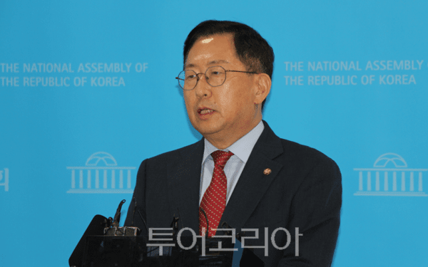 국회 국방위원회 소속 유용원 의원(국민의힘)이 5일 오전 국회 소통관에서 기자회견을 마치고 취재진의 질문에 답하고 있다. 2026.10.05. / 투어코리아 이창호 기자
