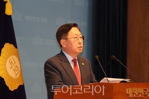 국회 국방위원회 소속 유용원 의원(국민의힘)이 5일 오전 국회 소통관에서 기자회견을 열고 전방 전선에 걸쳐 발생하고 있는 북한군의 군사분계선 무력화 시도와 정부의 대응을 강하게 비판하고 있다. 2026.10.05. / 투어코리아 이창호 기자