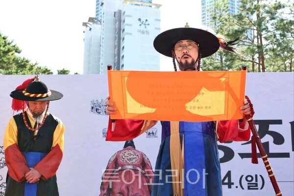 정명근 시장이 시민에게 정책을 설명하고 있다/투어코리아뉴스 정명달 기자 사진=정명근SNS