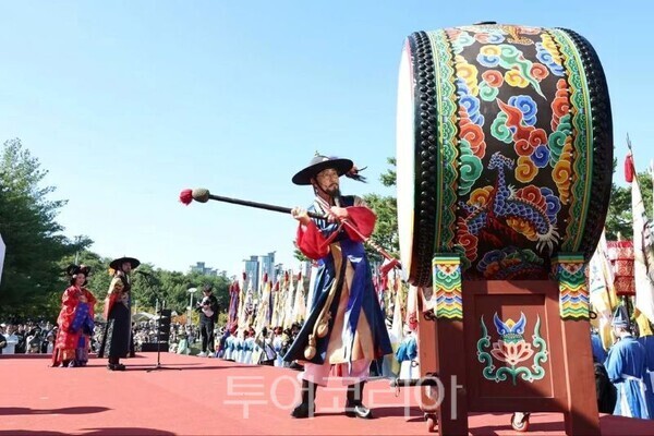 '정조 효 문화재' 시작을 알리는 북을 치고 있다/투어코리아뉴스 정명달 기자 사진=정명근SNS
