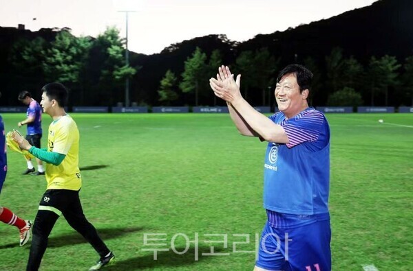 경기 후 박수치는 손배찬 시장/투어코리아뉴스 김경남 기자 사진=손배찬 SNS