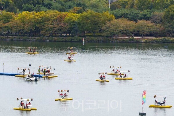 2026고양가을꽃축제가 열리는 일산호수 공원 호수에 꽃배를 타는 관광객/투어코리아뉴스 김경남 기자 사진=고양시