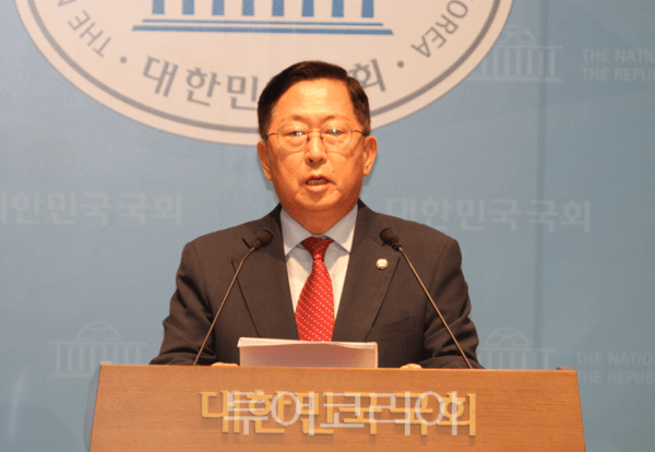 국회 국방위원회 소속 유용원 의원(국민의힘)이 5일 오전 국회 소통관에서 기자회견을 열고 전방 전선에 걸쳐 발생하고 있는 북한군의 군사분계선 무력화 시도와 정부의 대응을 강하게 비판하고 있다. 2026.10.05. / 투어코리아 이창호 기자