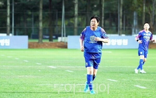 손배찬 시장이 그라운드에서 선수로 출전하고 있다/투어코리아뉴스 김경남 기자 사진=손배찬SNS