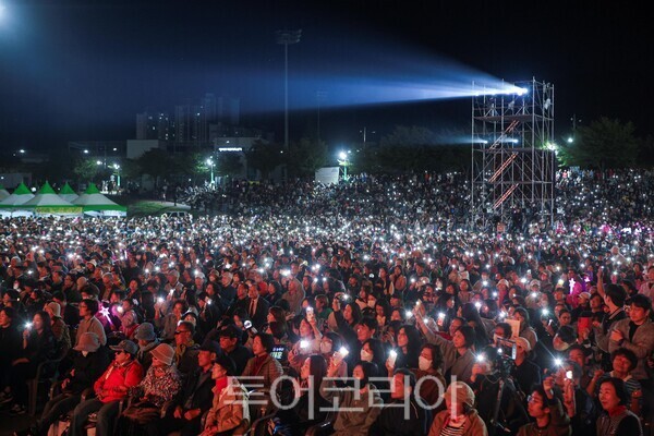 양산시는 ‘하나 된 양산, 대도약의 울림’을 주제로 지난 2일부터 4일까지 양산천 둔치와 양산종합운동장 일원에서 개최된 ‘2026 양산삽량문화축전’이 사흘간 15만여명의 시민과 관광객들의 발길이 이어진 가운데 성황리에 막을 내렸다고 밝혔다./사진-양산시