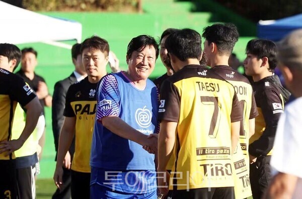 경기 후 함께 뛴 선수들과 악수하는 손배찬 시장/투어코리아뉴스 김경남 기자 사진=손배찬SNS