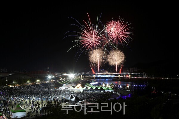2026 양산삽량문화축전 개막식 저녁 양산천 상공을 화려하게 수놓은 불꽃놀이./사진-양산시