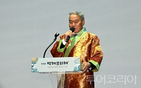▲‘제72회 백제문화제’ 개막식이 지난 3일 부여군 정림사지 주무대에서 열린 가운데 이용우 군수가 인사말을 하고 있다.