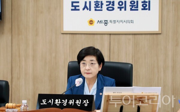 ▲회의를 주재하고 있는 이순열 세종시의회 도시환경위원회 위원장 모습.