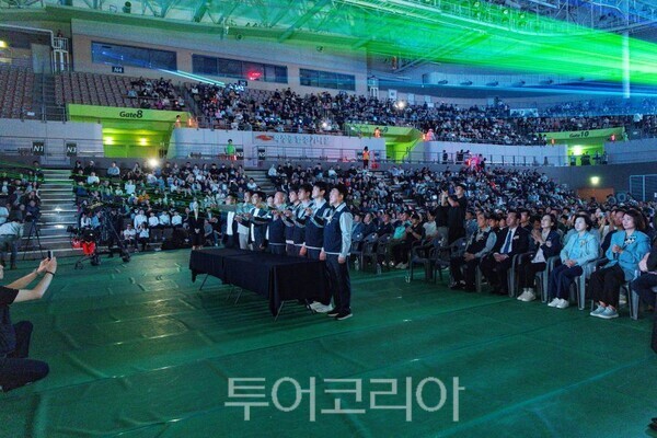 포포먼스 관람하는 이계철 의장/투어코리아뉴스 정명달 기자 사진=의회