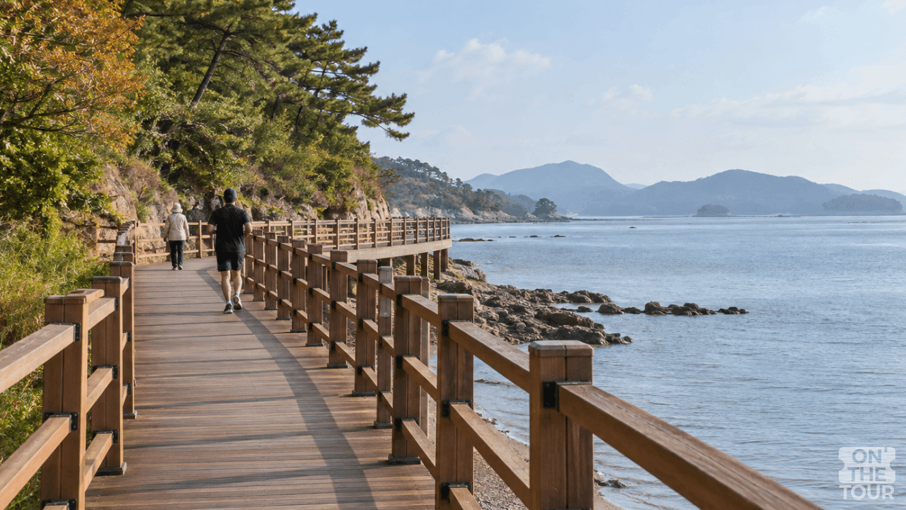 바다를 향해 길게 뻗은 궁평항 해상 보행로. (AI 생성) / 온더투어