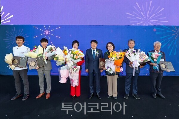 인천 계양구가 지난 5일 계양아시아드 양궁경기장에서 개최된 ‘제32회 계양구민의 날 기념식 및 가을음악축제’에서 박형우 구청장이 ‘자랑스런 계양구민상’은수상자들과 기념촬영을 하고 있다.