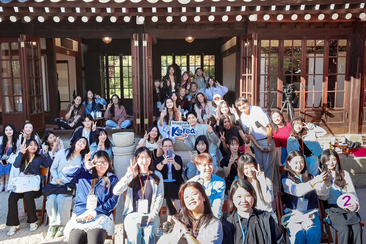 ‘코리아 사운드 저니’ 행사 참가자들이 한국관광 명예홍보대사 박보검과 함께 기념촬영을 하고 있다./사진-한국관광공사