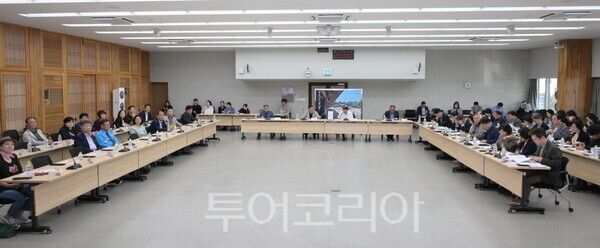 ▲백성현 논산시장 주재로 지난 2일 시청 회의실에서 논산문화관광재단과 관련 부서가 참석한 가운데 열린 ‘2026년 강경젓갈축제 추진상황 보고회’ 모습. /사진-논산시