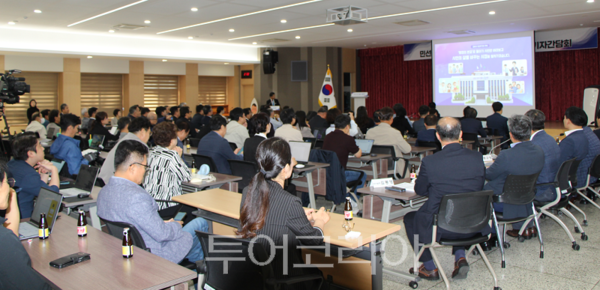 김포시가 6일 김포시청 3층 대회의실에서 민선9기 출범 100일 기념 기자회견을 개최하고 있다. 2026.10.06. / 투어코리아 이창호 기자
