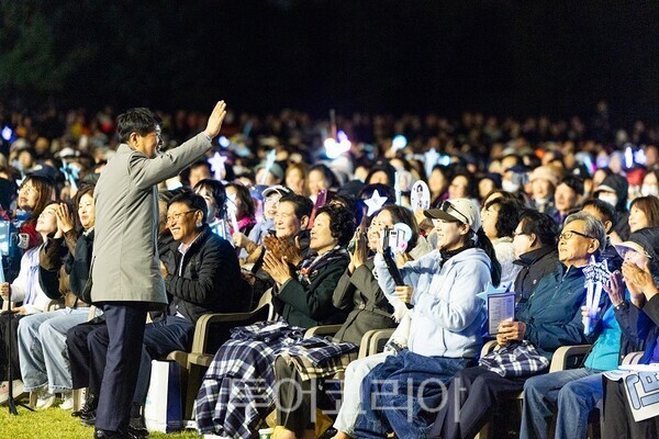 인천 계양구가 지난 5일 계양아시아드 양궁경기장에서 ‘제32회 계양구민의 날 기념식 및 가을음악축제’를 개최하고 있다.
