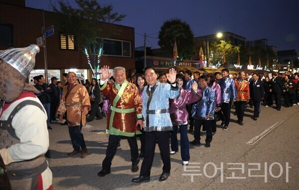 ▲박수현(앞줄 오른쪽) 충남도지사와 이용우(왼쪽) 부여군수를 비롯한 군·도의원 등 관계자들이 군민들과 관광객들에게 손을 흔들어 보이고 있다. /사진-충남도