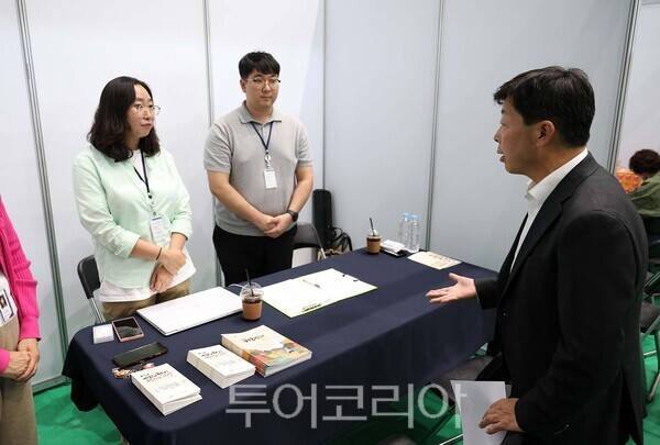 ▲박정주(맨 오른쪽) 홍성군수가 지난 1일 열린 ‘2026 홍성군 구인구직 만남의 날’ 행사장 부스를 찾아 관계자들을 격려하고 있다. /사진-홍성군