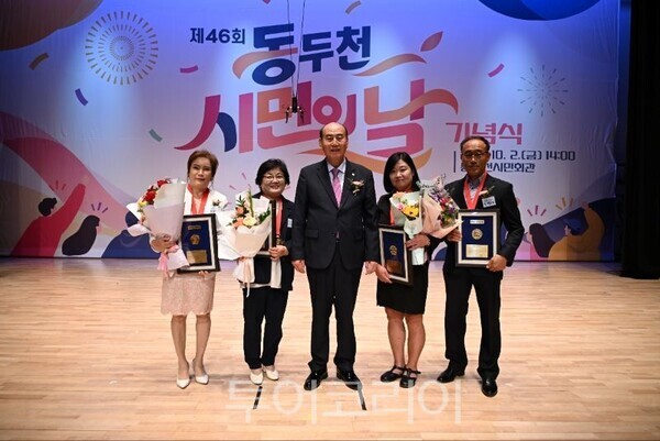 시민의 날 기념식에서 유공자 표창하는 박형덕 시장/투어코리아뉴스 정명달 기자 사진=동두천시