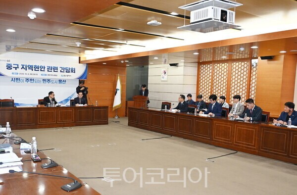 울산 중구의회 이재철·최병호 의원은 6일 시청 상황실에서 김상욱 시장과 간담회를 갖고 중구축구장 조성을 위한 시비지원을 건의했다