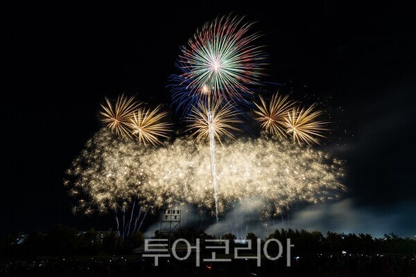 인천 계양구가 지난 5일 계양아시아드 양궁경기장에서 개최된 ‘제32회 계양구민의 날 기념식 및 가을음악축제’에서 지난 2022년 이후 4년 만에 축하 불꽃놀이가 행사장 밤하늘을 화려하게 수놓고 있다.