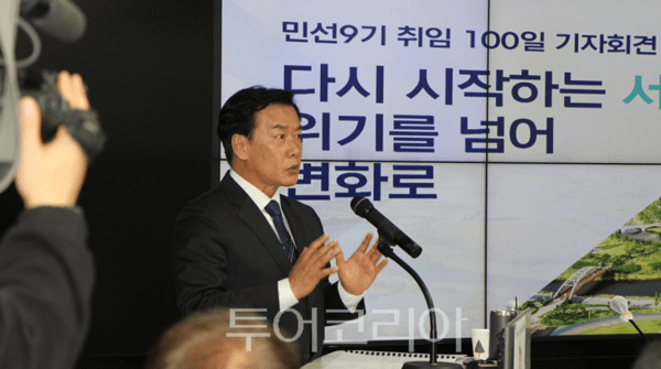 구재용 서해구청장이 본청 2층 재난안전상황실에서 기자회견을 열고 출범 100일을 맞아 재정 위기 극복과 지역 균형발전, 교육 환경 개선을 핵심으로 하는 민선 9기 구정 운영 방향을 설명하고 있다. 2026.10.06. / 투어코리아 이창호 기자