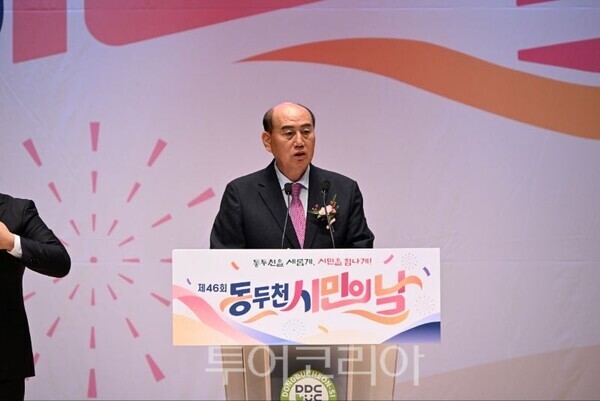 46회 동두천시민의 날 기념식에서 기념사 하는 박형덕 시장/투어코리아뉴스 정명달 기자 사진=동두천시