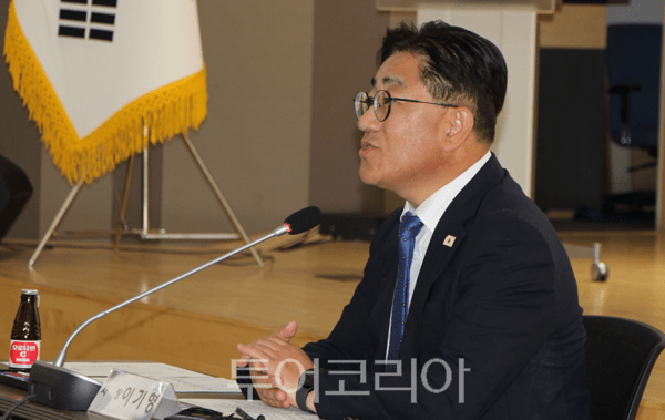 김포시가 6일 김포시청 3층 대회의실에서 개최한 '민선9기 출범 100일 기념 기자회견'에서 이기형 시장이 김포시 현안 관련 설명을 하고 있다. 2026.10.06. / 투어코리아 이창호 기자