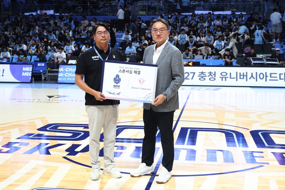 지난 3일 고양 소노 아레나에서 이상윤 트리니티항공 대표이사(사진 오른쪽)와 이기완 소노 스카이거너스 프로농구단 단장(왼쪽)이 메인 스폰서십 협약식을 진행한 뒤 기념사진을 촬영하고 있다. (사진=트리니티항공 제공)