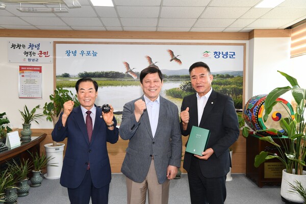 허구연 KBO 총재가 성낙인 창녕군수, 박재홍 창녕군의회 의장과 만나 창녕군이 제안한 KBO 퓨처스리그 훈련캠프 조성 방안을 논의했다(사진=KBO)