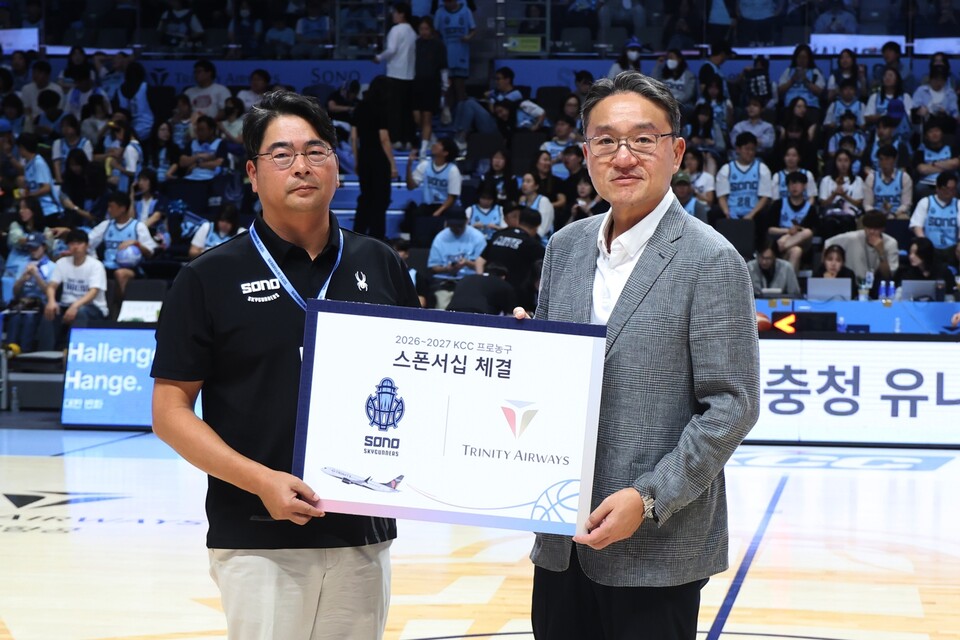 지난 3일 고양 소노 아레나에서 이상윤 트리니티항공 대표이사(사진 오른쪽)와 이기완 소노 스카이거너스 프로농구단 단장(왼쪽)이 메인 스폰서십 협약식을 진행한 뒤 기념사진을 촬영하고 있다. (사진=트리니티항공 제공)
