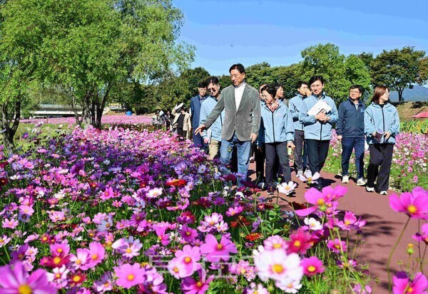 6일 김한종 장성군수와 간부공무원들이 장성 황룡강 가을꽃축제 현장을 돌며 축제 준비상황을 점검하고 있다./사진= 장성군 제공