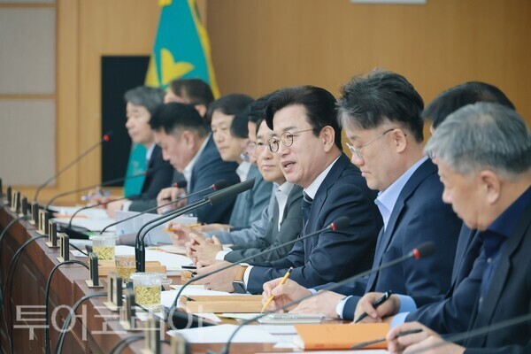 ▲민선 9기 출범 100일을 맞은 허태정(오른쪽 네 번째) 대전시장이 6일 회의를 주재한 자리에서, ‘성과 홍보’에서 ‘시민 체감’으로 시정의 무게중심을 옮기겠다는 강한 메시지를 내놨다. /사진-대전시