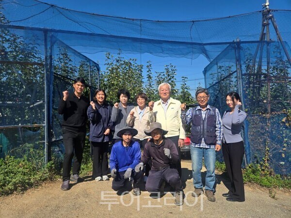 김조향 화성특례시 농정해양국장과 관계자/투어코리이뉴스 정명달 기자 사진=화성시