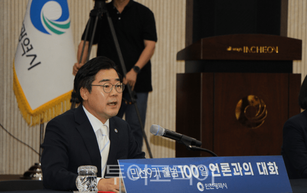 박찬대 인천광역시장이 민선 9기 출범 100일을 맞아 7일 오전 시청 대회의실에서 열린 ‘출범 100일 언론과의 대화’에서 취재진의 질문에 답하고 있다. 2026.10.07. / 투어코리아 이창호 기자