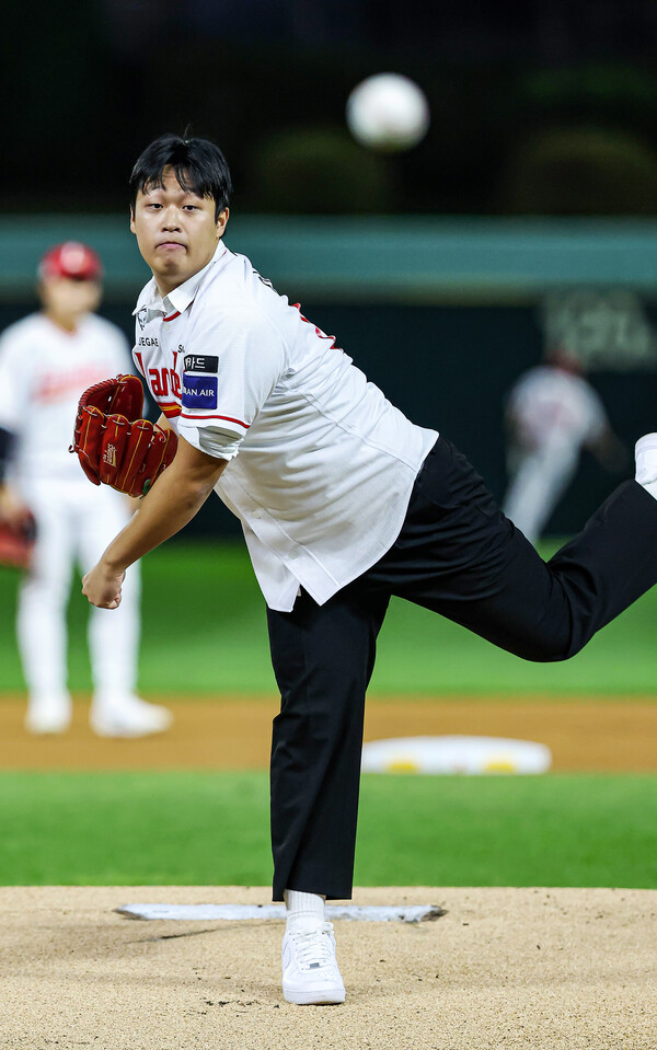 이윤성의 시구(사진=SSG)