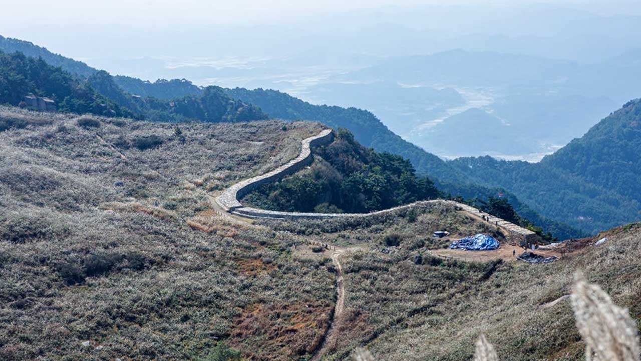 능선을 따라 굽이치는 화왕산성과 주변 억새평원. / 창녕군 공식 SNS