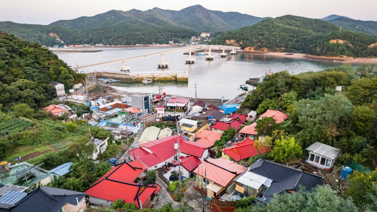 소무의도 마을과 바다를 잇는 소무의인도교가 한눈에 들어오는 전경. / 인천투어