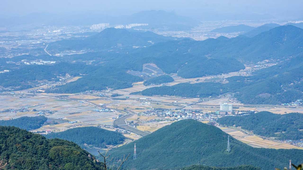 화왕산 정상부에서 내려다본 창녕 일대 들판과 산자락. / 창녕군 공식 SNS