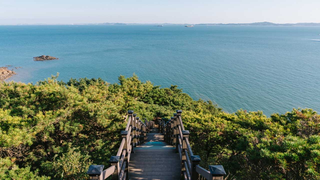 무의바다누리길을 따라 내려가며 바라본 소무의도 앞바다와 주변 섬 풍경. / 인천투어