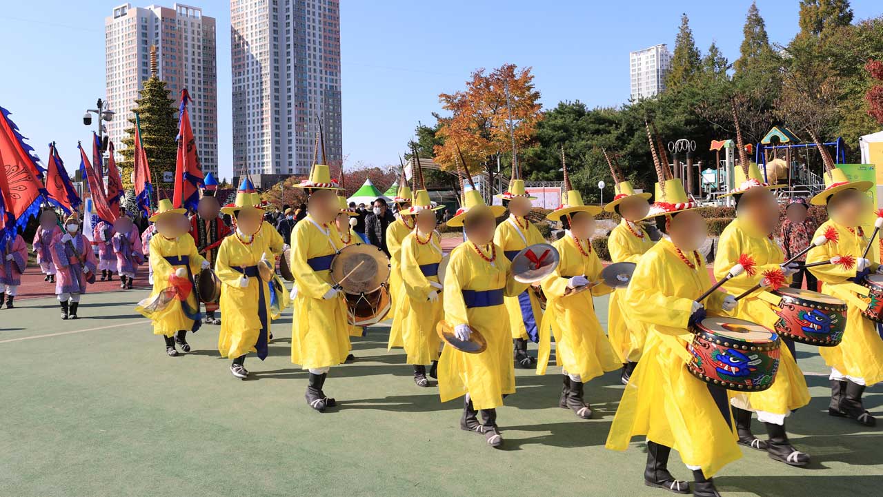 익산천만송이 국화축제 행사장에서 풍물 공연을 펼치며 이동하는 공연단. / 익산시청