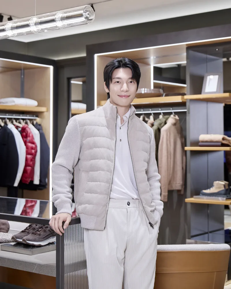 에르노 신세계 강남점 남성 매장을 찾은 배우 위하준 / 사진=에르노