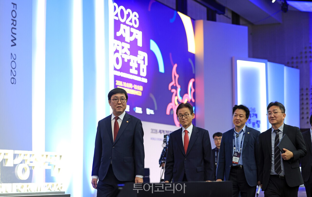 최휘영 문화체육관광부 장관이 8일 경북 경주시 경주화백컨벤션센터(HICO)에서 글로벌 전환기, 문화가 이끄는 공동번영·공동성장을 주제로 열린 2026 세계경주포럼 개막식 행사장에 입장하고 있다 / 사진-문체부