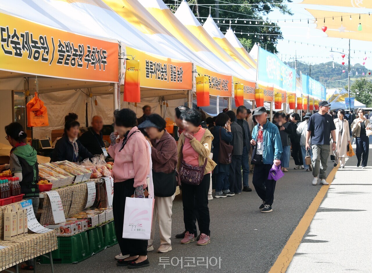 청주시 청원생명축제 (왼쪽부터 신병대 청주부시장, 윤미림 씨, 임은성 청주시의회 의장 /사진-청주시