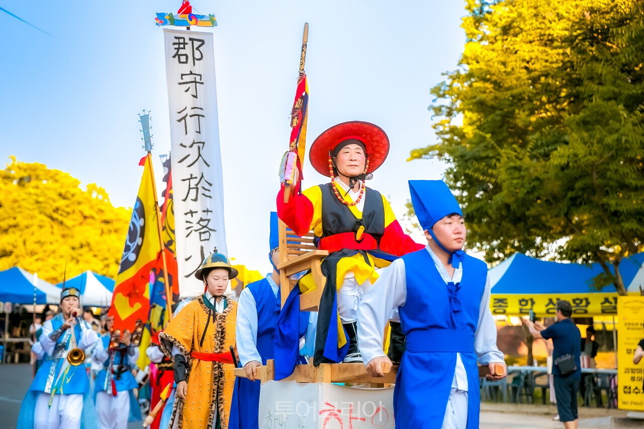 지난 2024년 함안 국가유산 야행에서 함안군수 행렬을 진행했다 /사진-함안군