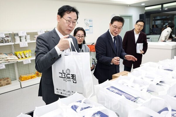 정명근 시장이 그냥드림 사업장에서 지급하는 품목들을 살펴보고 있다/투어코리아뉴스 정명달 기자 사진=화성시