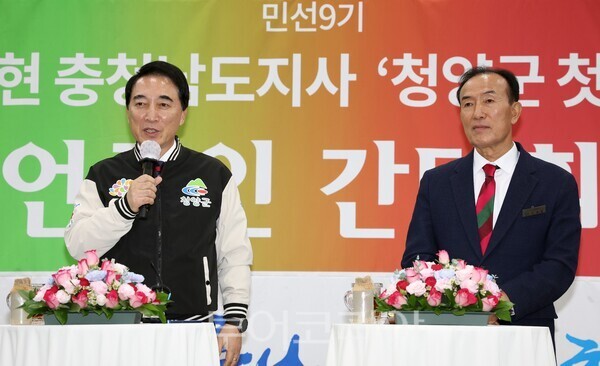 ▲청양군을 방문한 박수현(왼쪽) 충남지사가 김홍열 군수와 함께 7일 군청 대회의실에서 언론인들과 간담회를 갖고 있다. /사진-류석만 기자